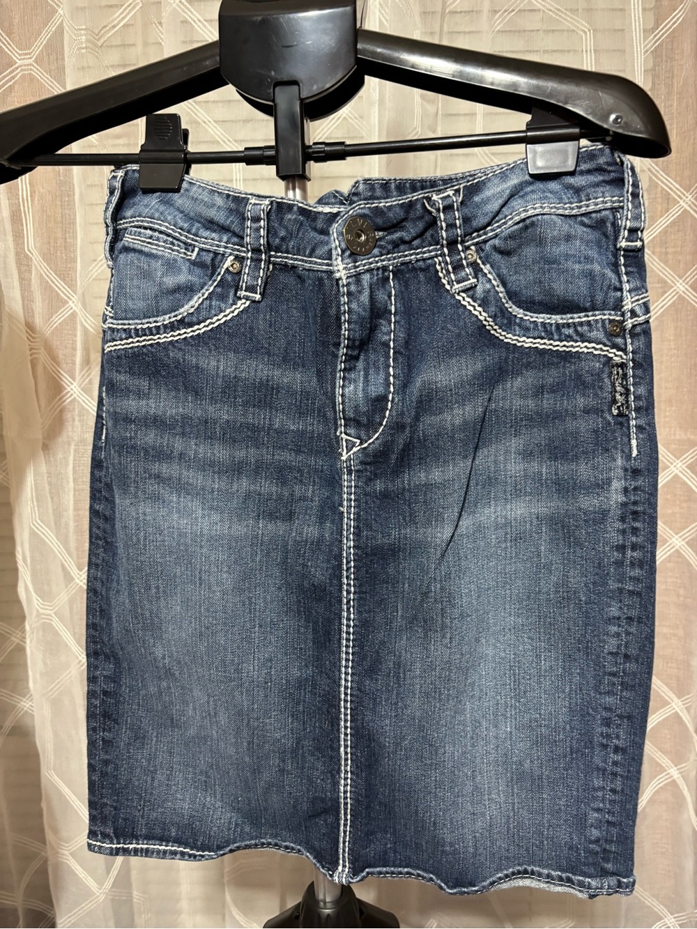 Silver jeans company, Monroe skirt, four pockets, size 27 split in the back 20”L